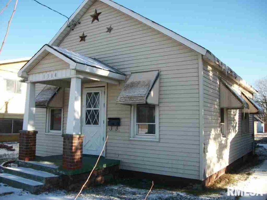 1304 N Kickapoo St, Lincoln, IL 62656 - photo 1