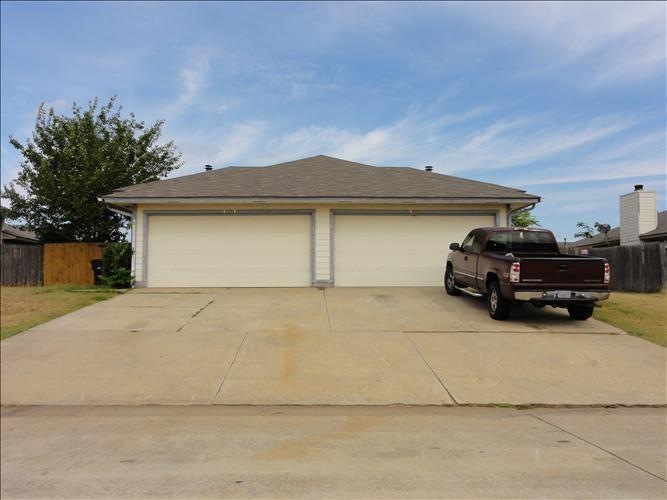 1001 NE 23rd St unit 1003, Moore, OK 73160 - photo 1