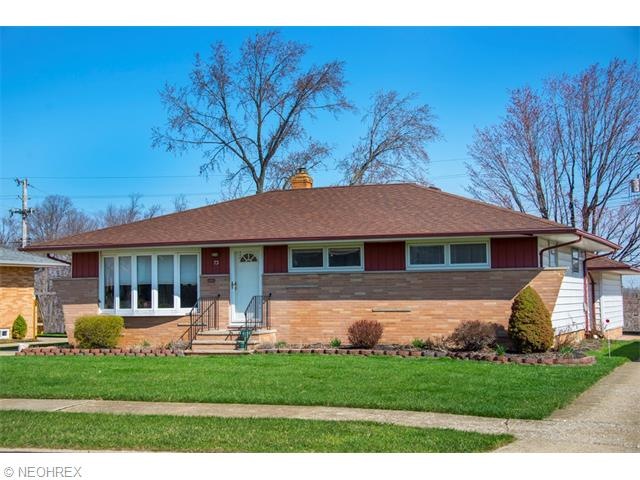 Welcome Home to 73 E. Englewood Drive in convenien