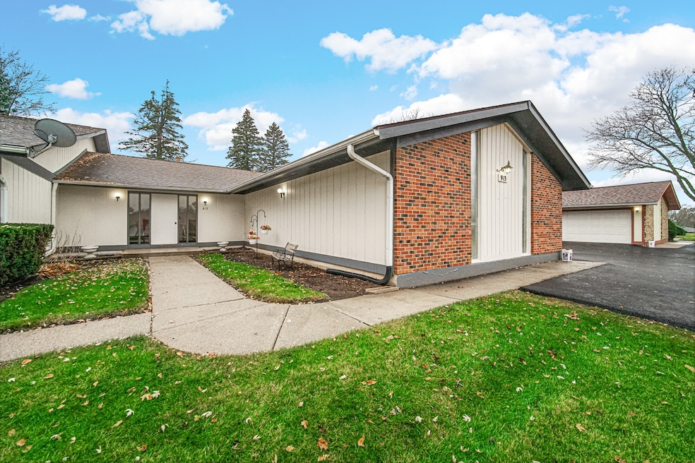 913 Wiltshire Dr unit A, McHenry, IL 60050 - photo 1