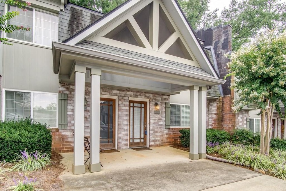 Location, Location! Close to Vinings shopping, Smy