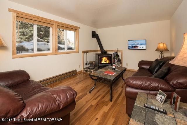 1. Living Room (640x427)