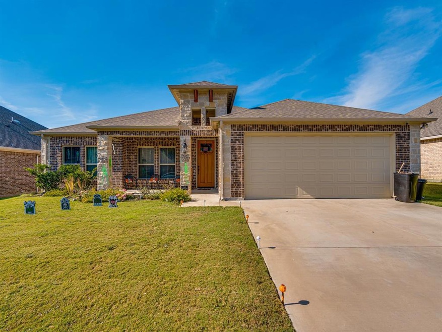 704 Oakmont Dr, Ennis, TX 75119 - photo 1