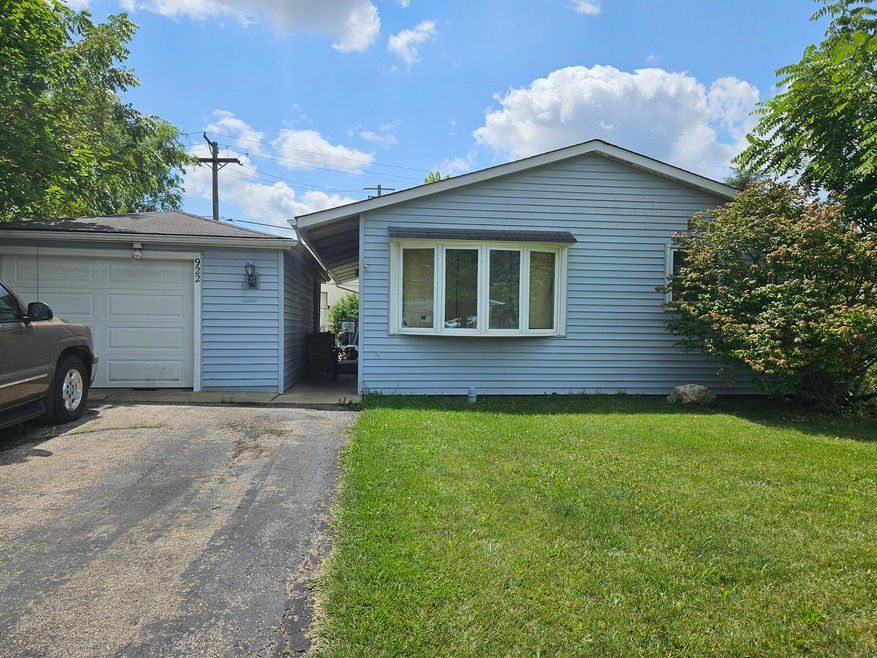 922 Berkley St, Carpentersville, IL 60110 - photo 1
