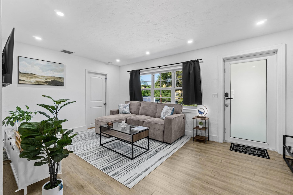 814 Franklin Rd, West Palm Beach, FL 33405 - photo 1