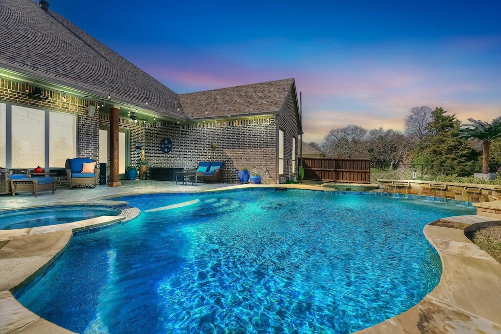 129 Comanche Dr, Gainesville, TX 76240 - photo 1