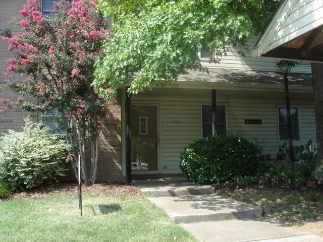 Welcome to your new Town Home!  It is Immaculate and allows you quick access to I65, Cool Springs and Downtown Franklin.