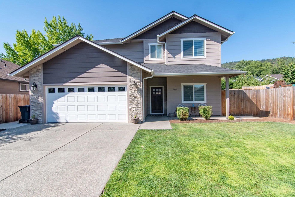 964 Providence Way, Grants Pass, OR 97526 - photo 1