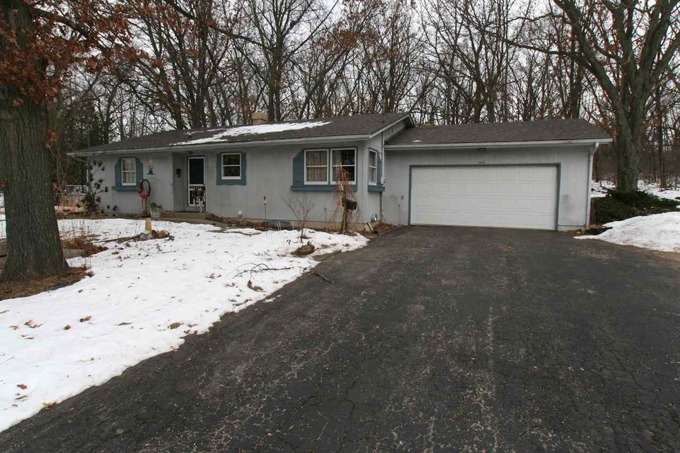 908 W Happy Hollow Rd, Janesville, WI 53546 - photo 1