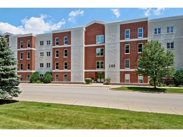 148 N Water St unit 102, Batavia, IL 60510 - photo 1