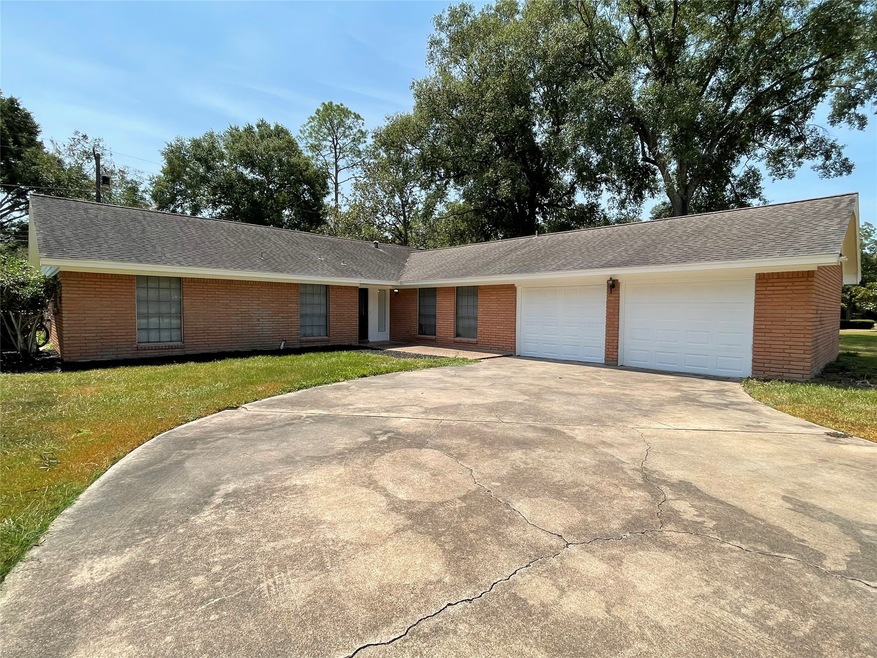 205 E Crestmont Dr, Alvin, TX 77511 - photo 1