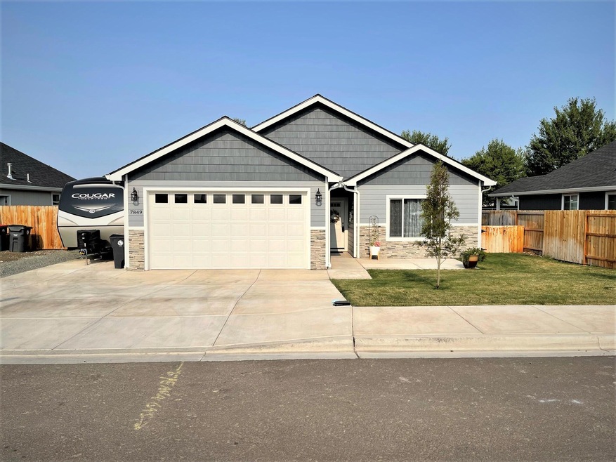 7849 Cadence Ln, White City, OR 97503 - photo 1