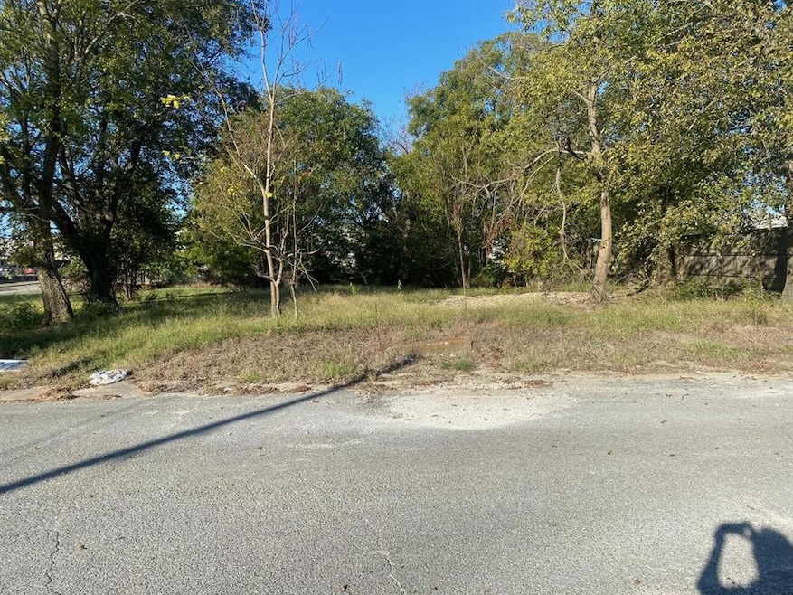 309 Cherry St, Bonham, TX 75418 - photo 1