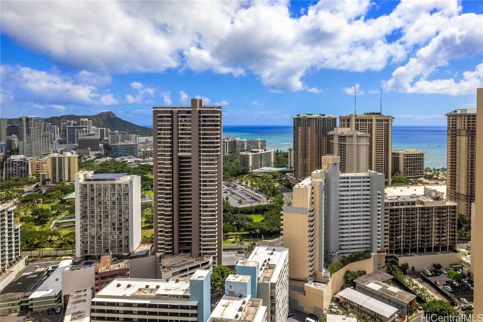 STUNNING VIEWS FROM YOUR ROOFTOP POOLDECK!