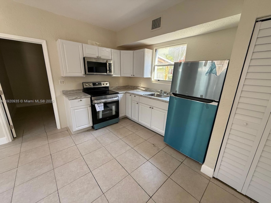 829 SW 3rd St, Miami, FL 33130 - photo 1