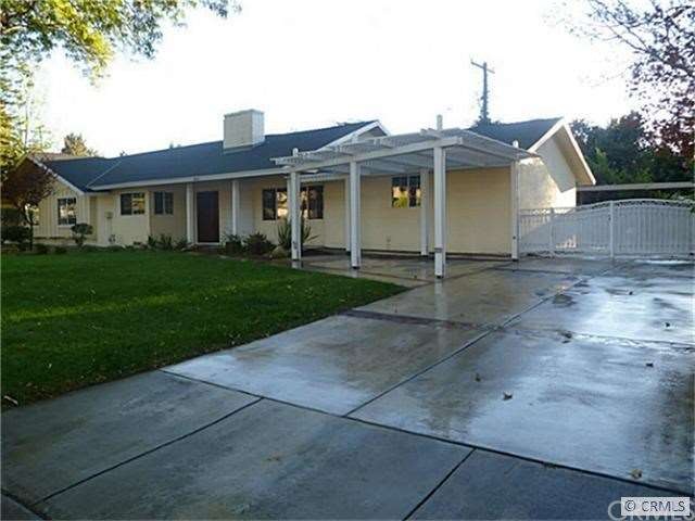 Huge drive way with R/V access. 2-Car garage with 