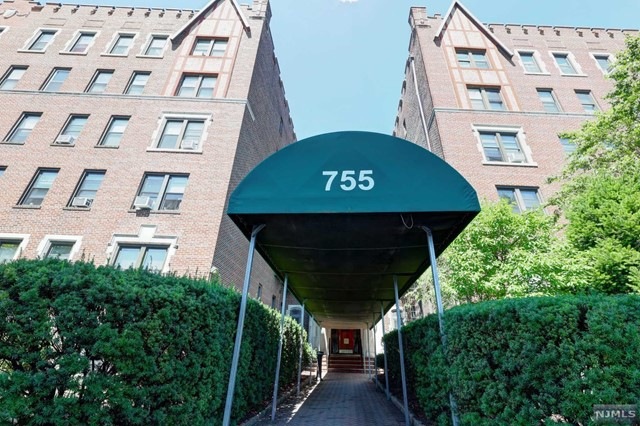 775 Anderson Ave unit 5 M, Cliffside Park, NJ 07010 - photo 1