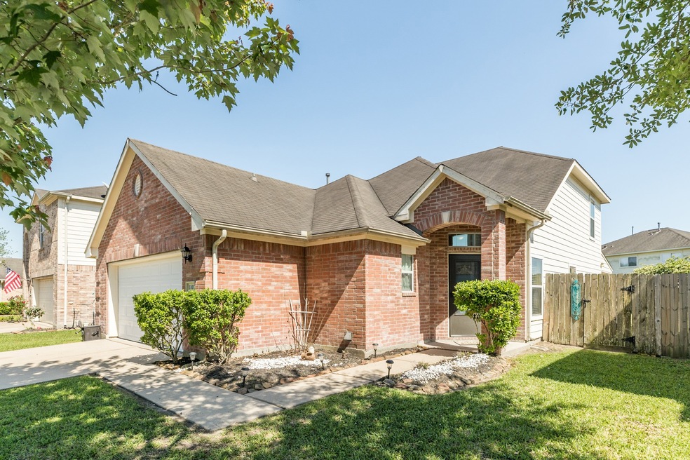 1107 Lasso Ct, Alvin, TX 77511 - photo 1
