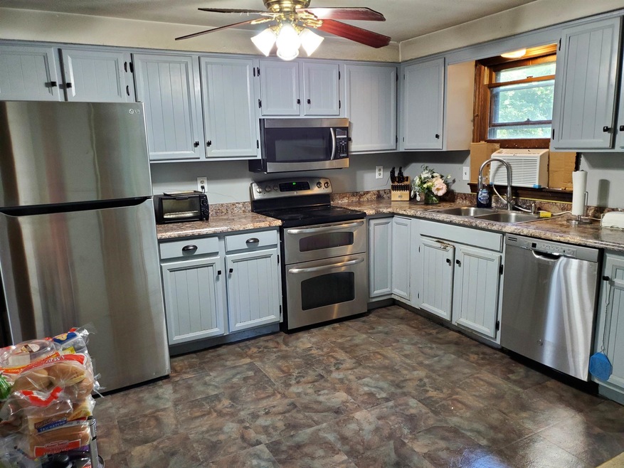 8 Wentworth Ln, Derry, NH 03038 - photo 1