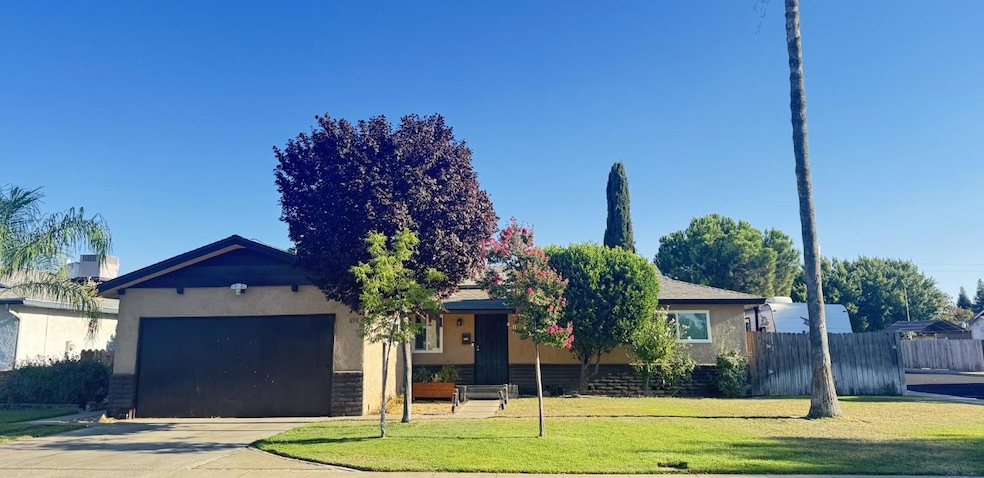 698 W Donner Ave, Clovis, CA 93612 - photo 1