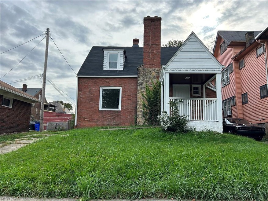 View of front of home featuring a front yard