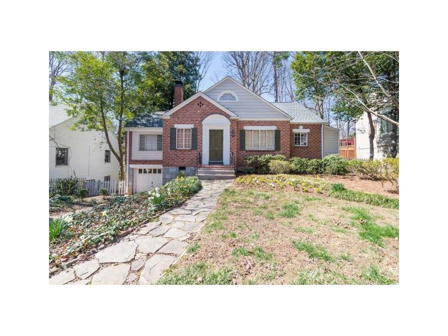 Exterior Front. charming Bungalow - Easy walk to r