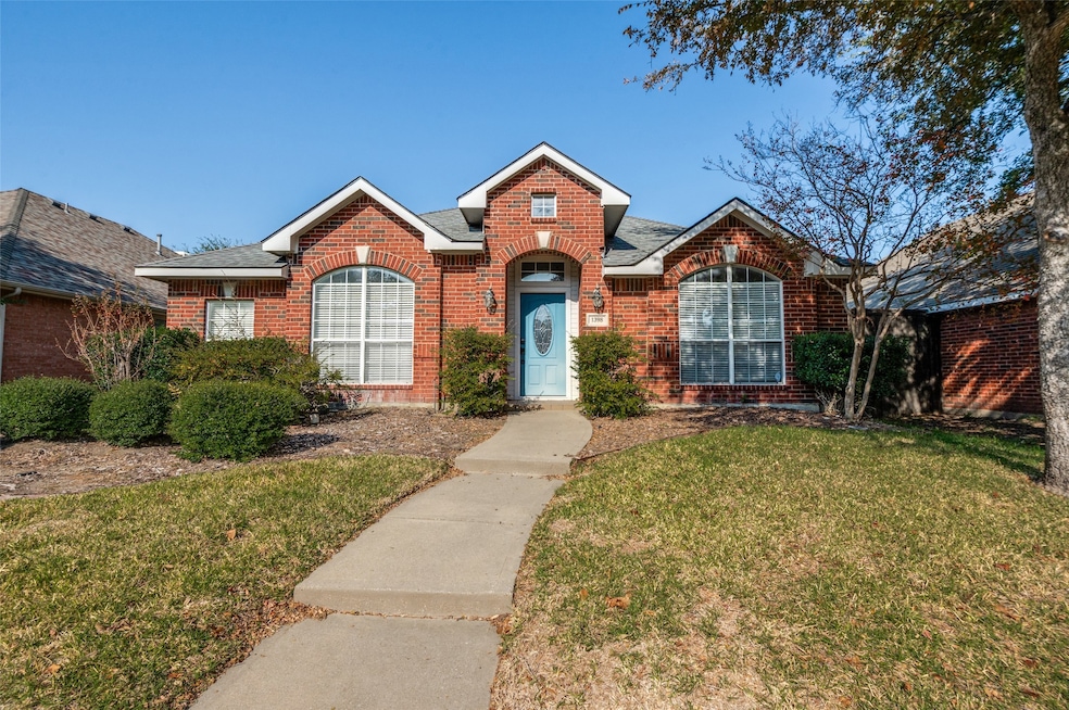 1398 Forest Oaks Ct, Frisco, TX 75034 - photo 1