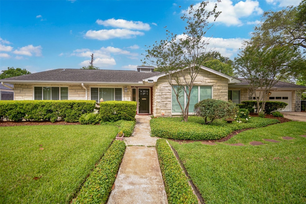 7816 Oak Vista St, Houston, TX 77087 - photo 1