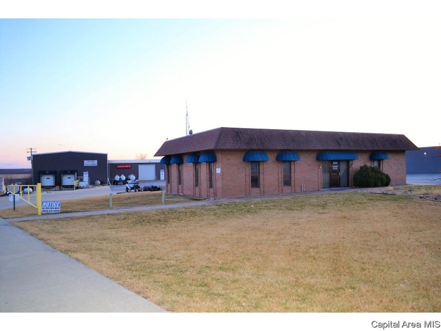 2253 W Morton Ave, Jacksonville, IL 62650 - photo 1