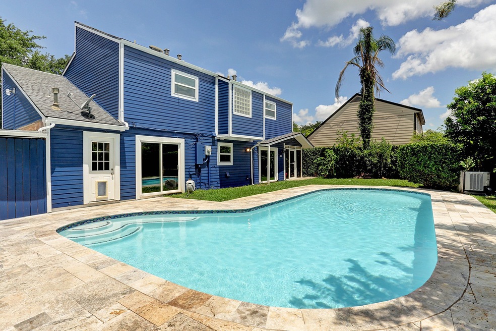 View of the sparkling pool! Sprinkler system front
