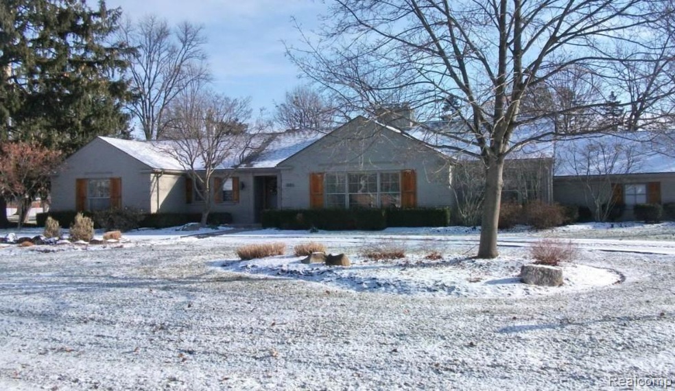 1085 Fox Chase Rd, Bloomfield Hills, MI 48301 - photo 1