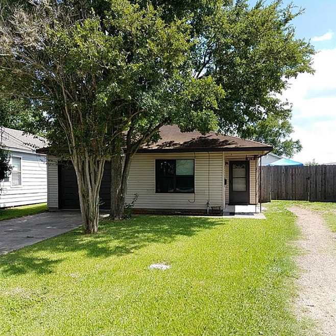 919 Sidney St, Rosenberg, TX 77471 - photo 1