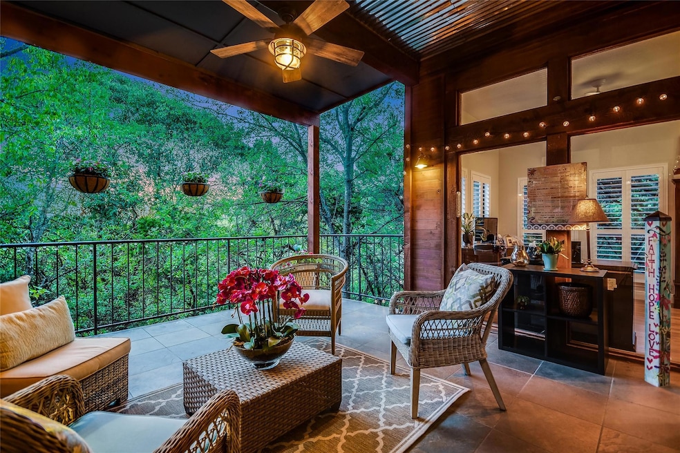Balcony featuring an outdoor hangout area and a c