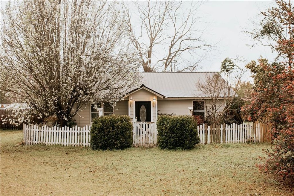 View of front of property featuring a front lawn