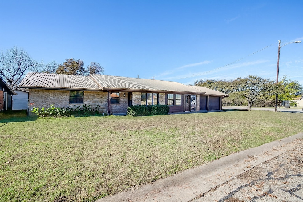 1911 Joslin St, Cleburne, TX 76033 - photo 1