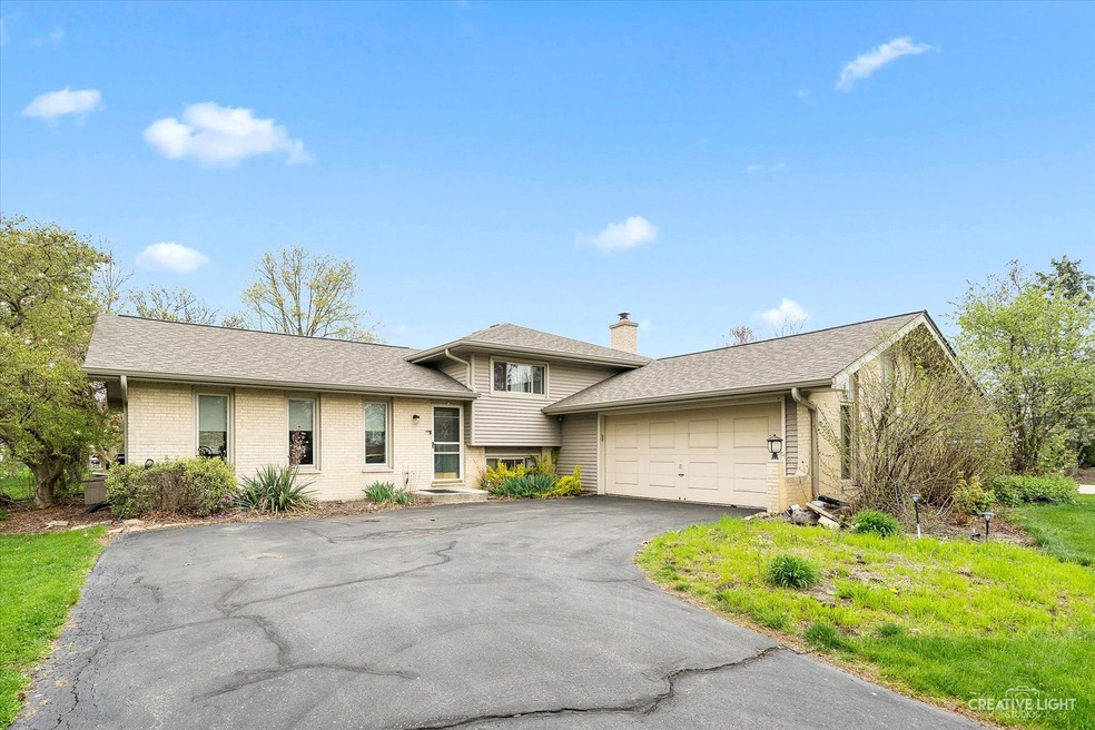 11S442 Walter Ln, Naperville, IL 60564 - photo 1