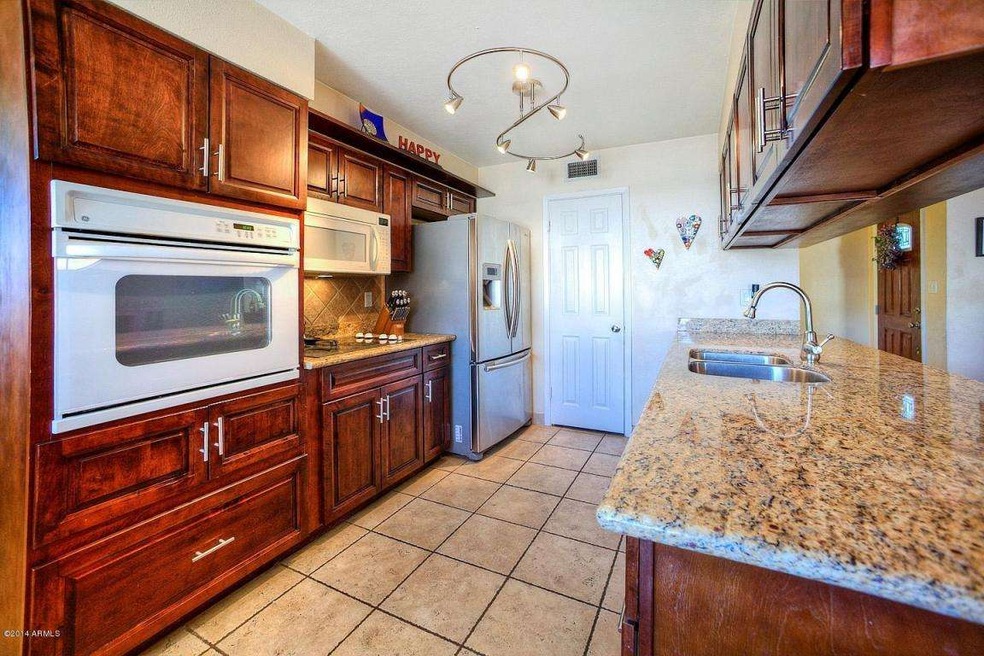 KITCHEN, MAPLE / GRANITE