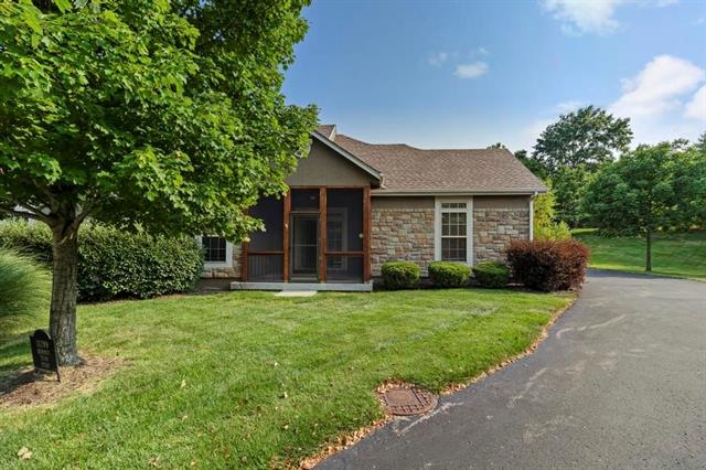 Darling Town Home in desired area!