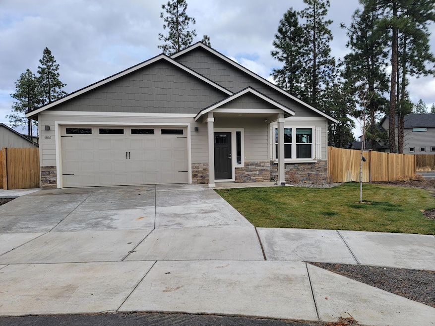806 N Smith Ct, Sisters, OR 97759 - photo 1
