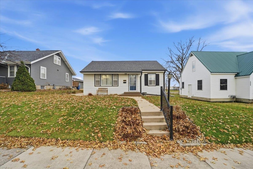 1847 Forest Ave, Waterloo, IA 50702 - photo 1