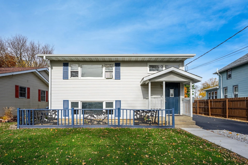 729 W Perry St, Belvidere, IL 61008 - photo 1