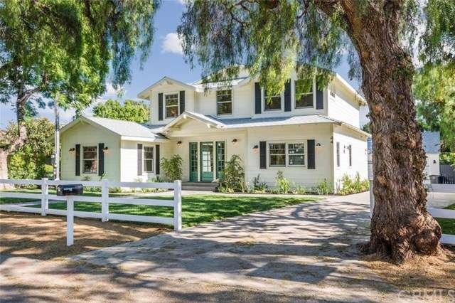 Curb appeal in the form of a sophisticated farm ho