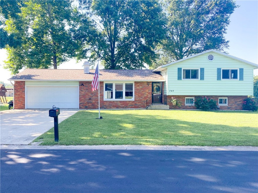 707 Holiday Dr, Effingham, IL 62401 - photo 1