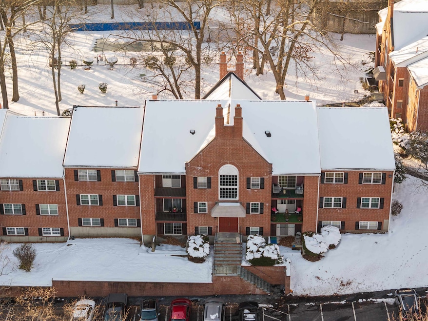 5 Louisburg Square unit 11, Nashua, NH 03060 - photo 1