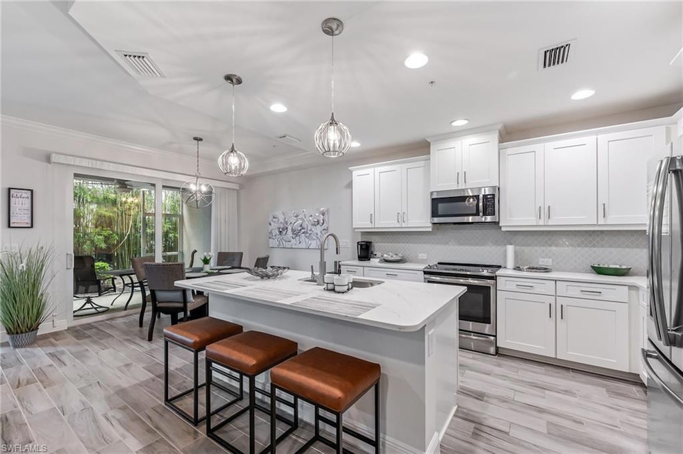 Kitchen with a kitchen island with sink, crown mol