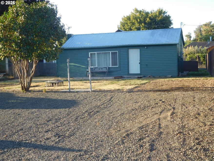 315 W Washington St, Athena, OR 97813 - photo 1