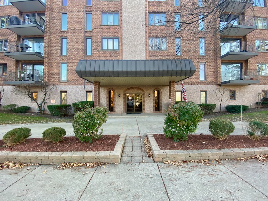 1551 Ashland Ave unit 402, Des Plaines, IL 60016 - photo 1