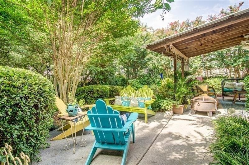 A true Back Yard Escape.   Enjoy relaxing under th