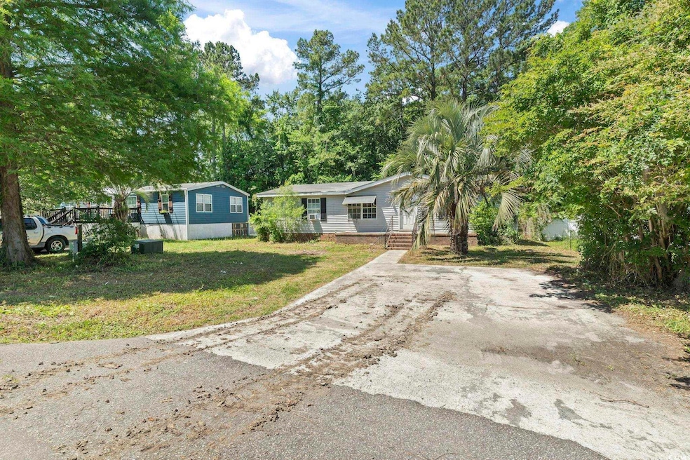 Manufactured / mobile home featuring a front yard