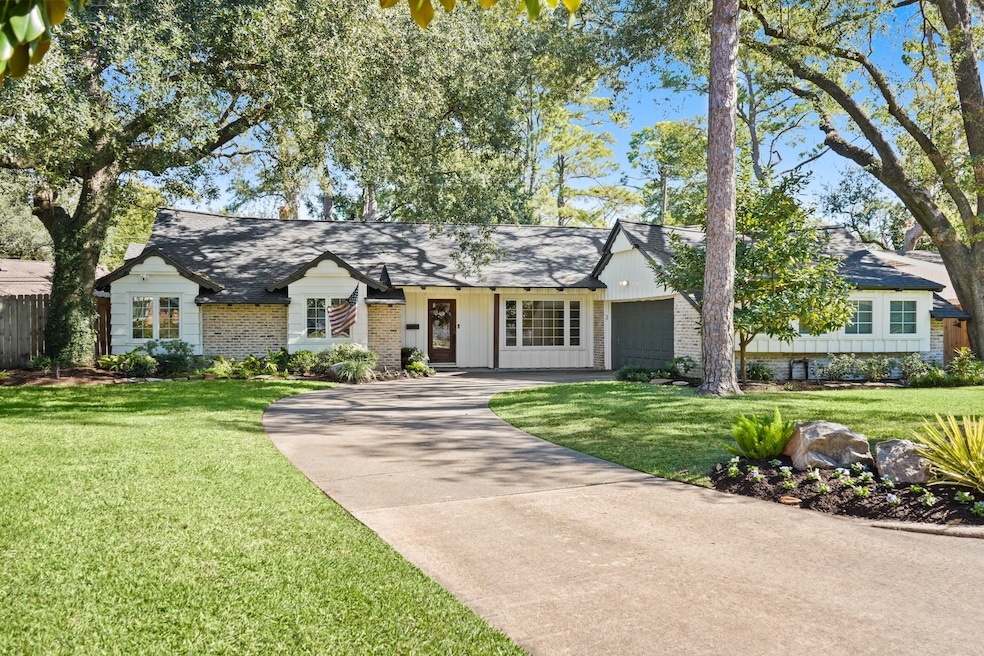 1630 Imperial Crown Dr, Houston, TX 77043 - photo 1